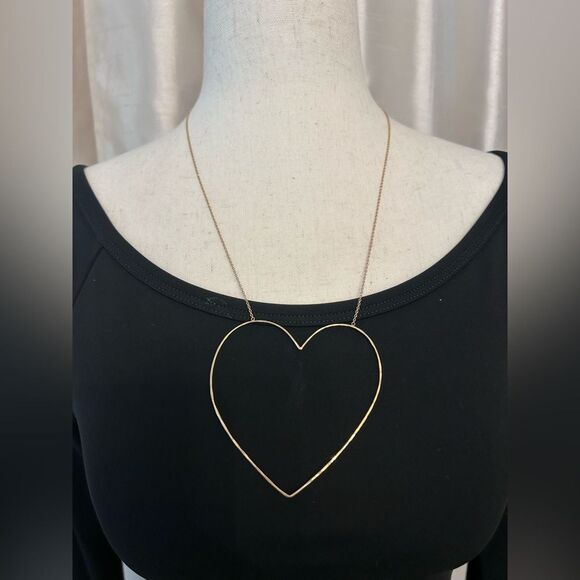 Stella & Dot Gold Heart hammered Necklace EUC - Picture 3 of 6